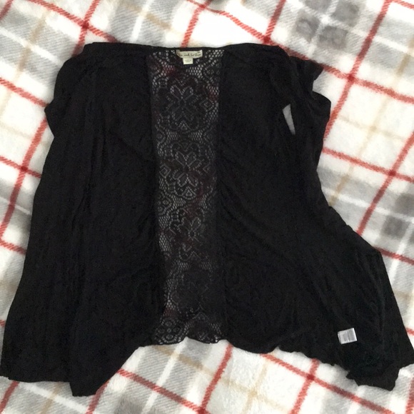 Black shawl with lace floral design - Picture 1 of 4